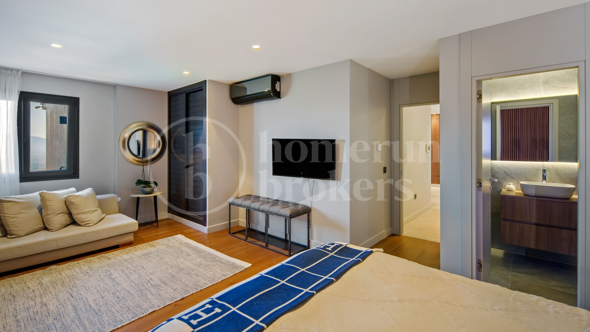 Villa La Mairena - Six Bedroom Contemporary Villa in Marbella East