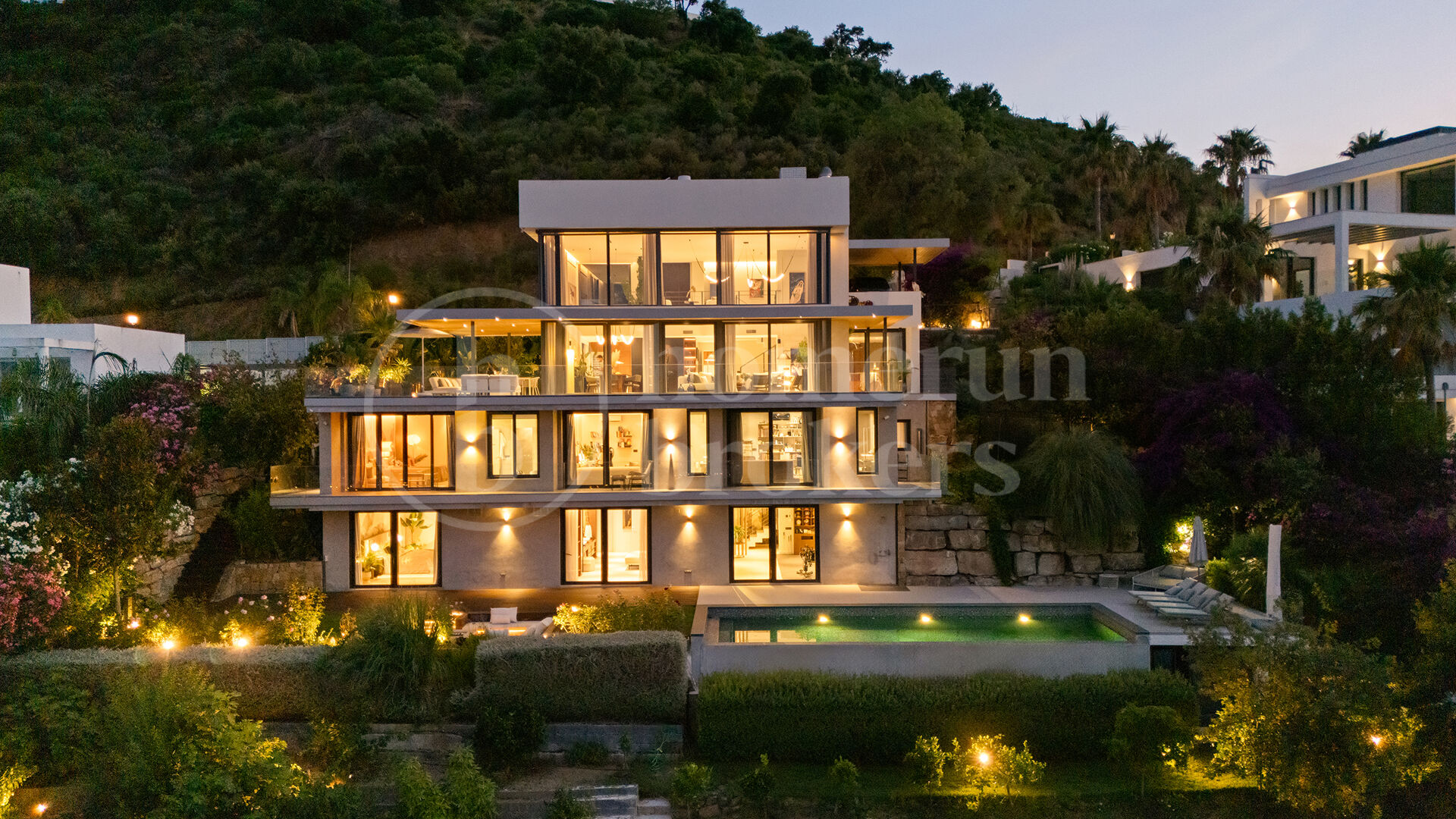 Villa La Mairena - Six Bedroom Contemporary Villa in Marbella East