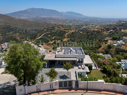 Villa La Mairena - Six Bedroom Contemporary Villa in Marbella East