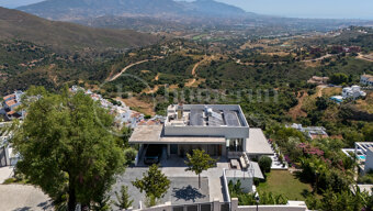Villa La Mairena - Six Bedroom Contemporary Villa in Marbella East