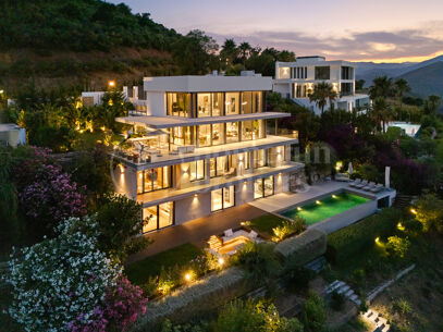 Villa La Mairena - Six Bedroom Contemporary Villa in Marbella East