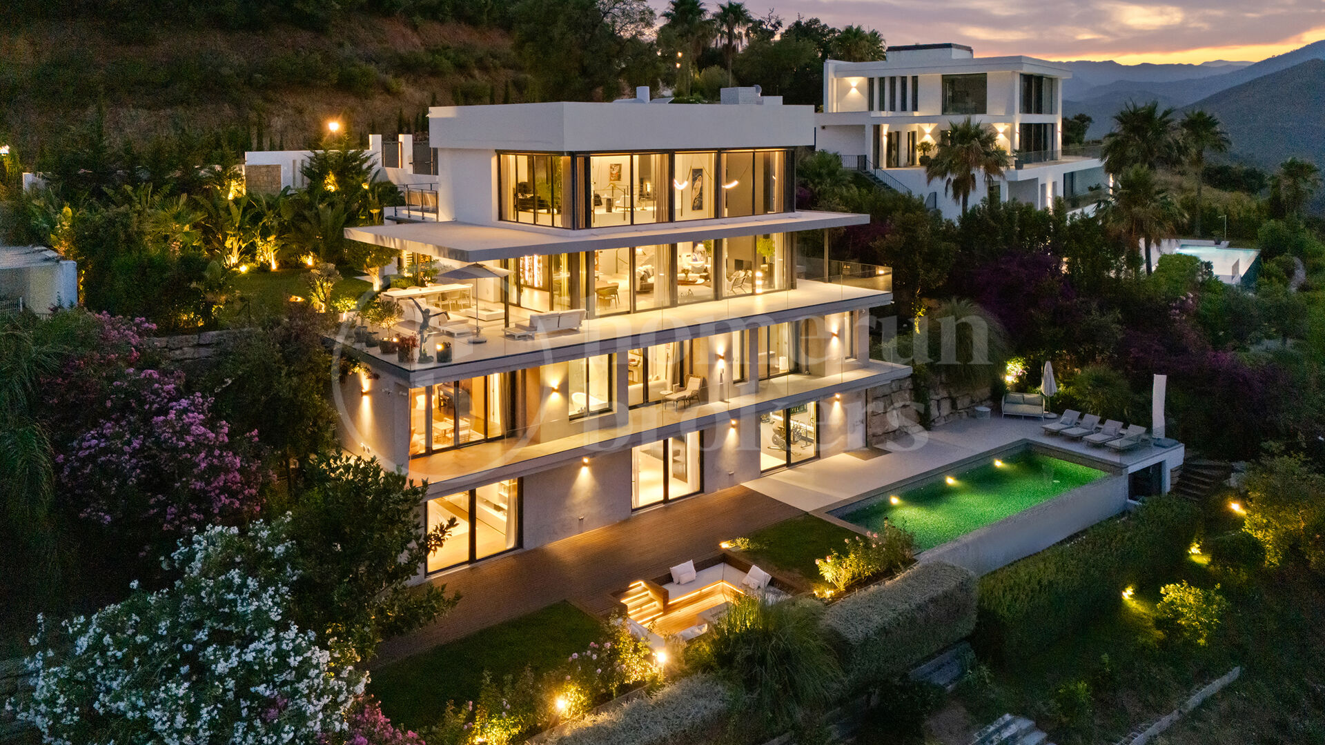 Villa La Mairena - Six Bedroom Contemporary Villa in Marbella East