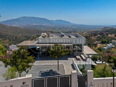 Villa La Mairena - Six Bedroom Contemporary Villa in Marbella East