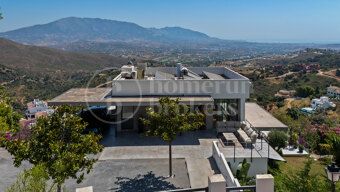 Villa La Mairena - Six Bedroom Contemporary Villa in Marbella East