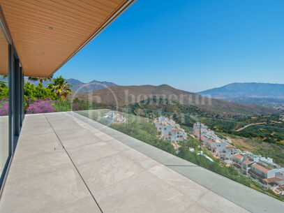 Villa La Mairena - Six Bedroom Contemporary Villa in Marbella East