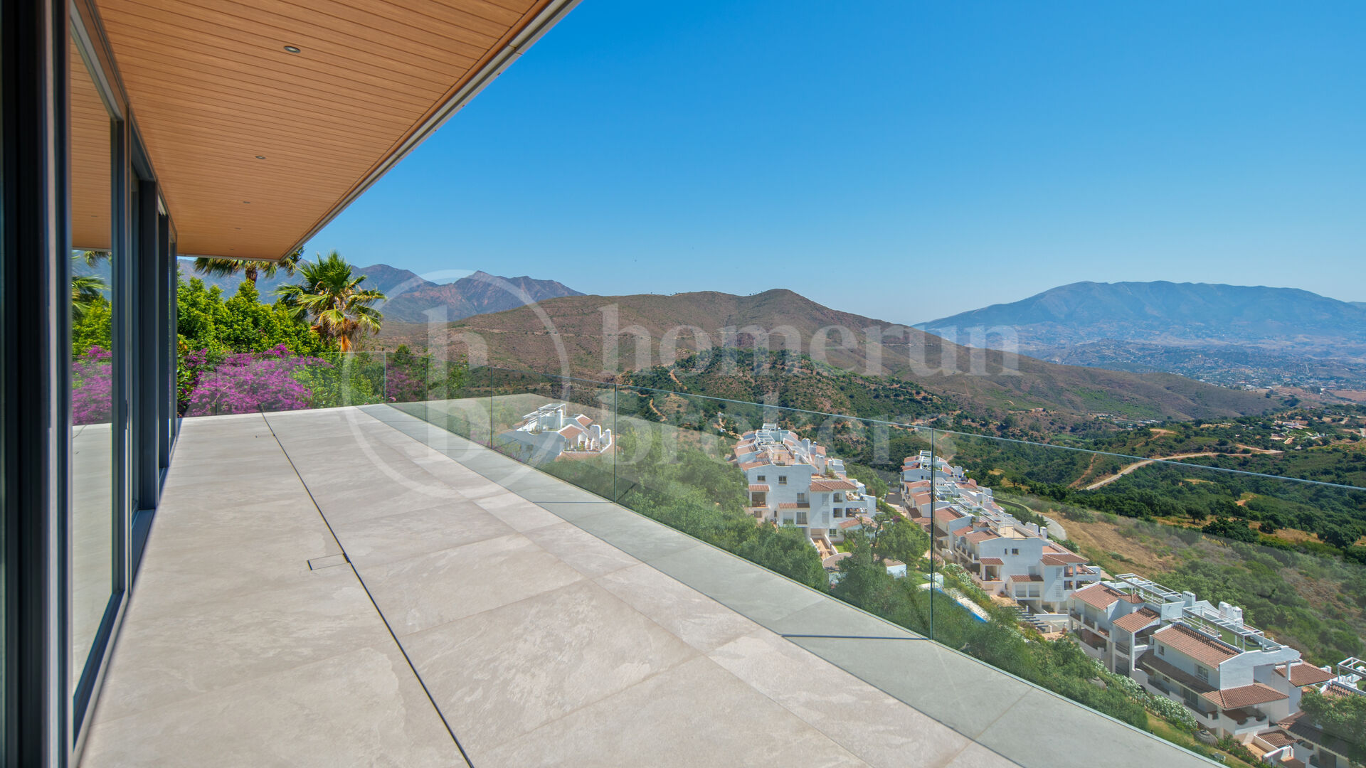 Villa La Mairena - Six Bedroom Contemporary Villa in Marbella East