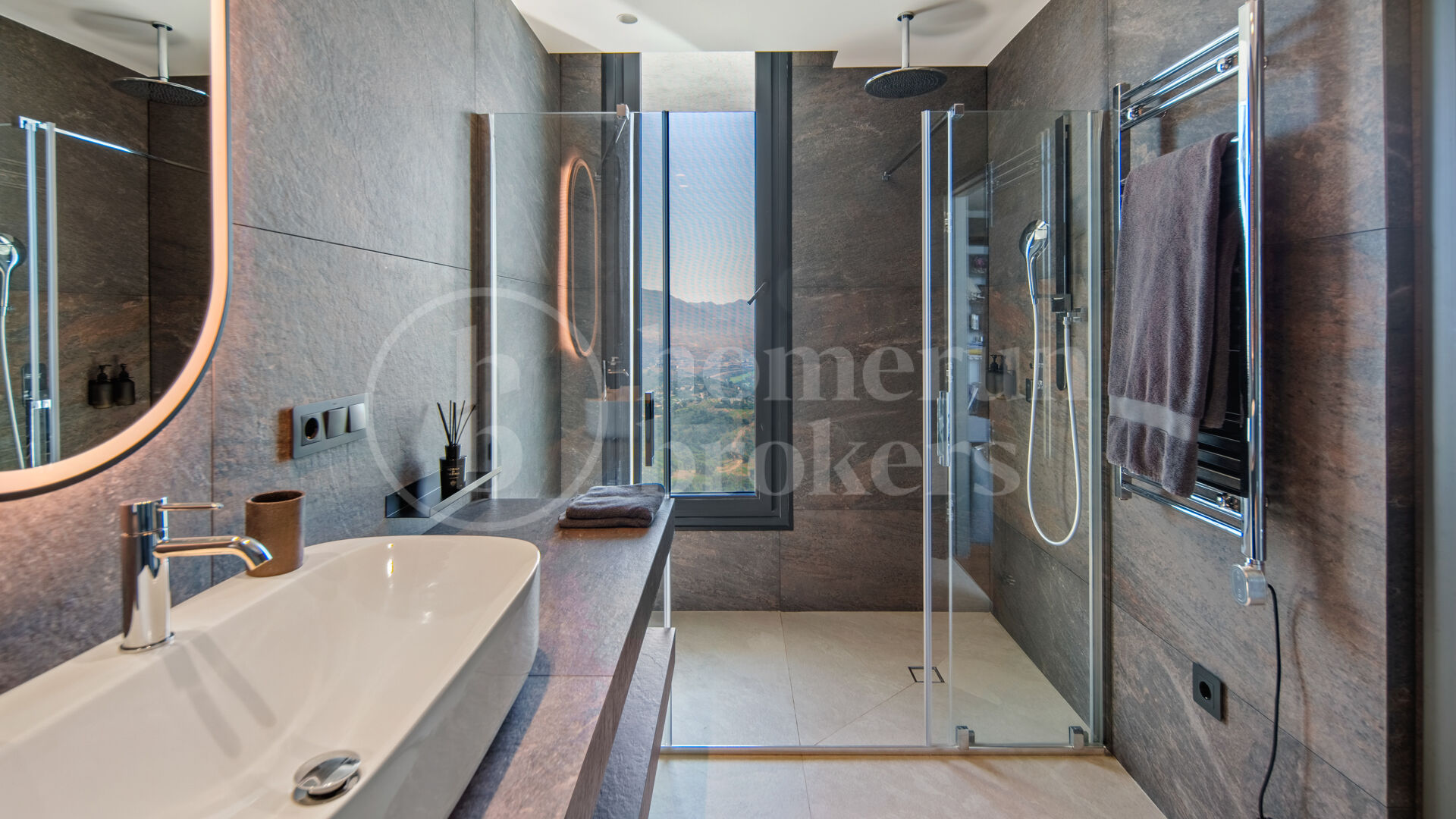 Villa La Mairena - Six Bedroom Contemporary Villa in Marbella East