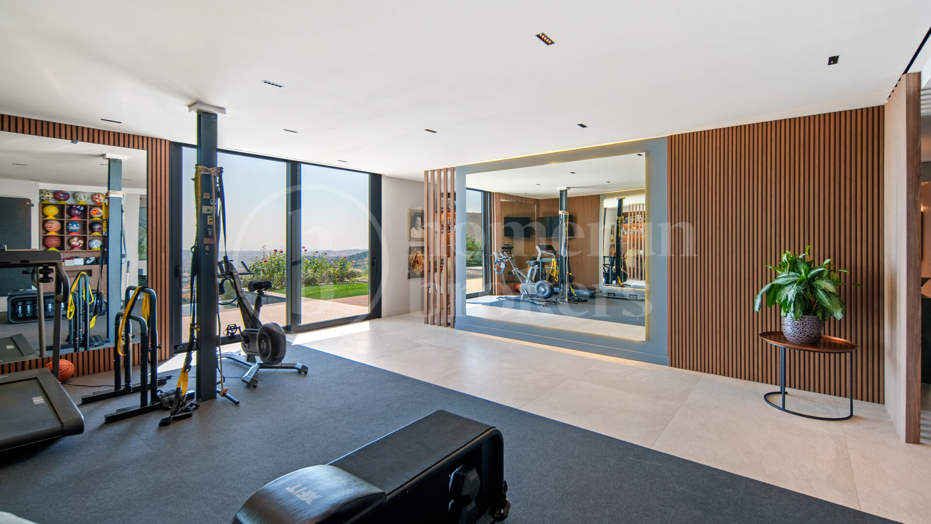Villa La Mairena - Six Bedroom Contemporary Villa in Marbella East