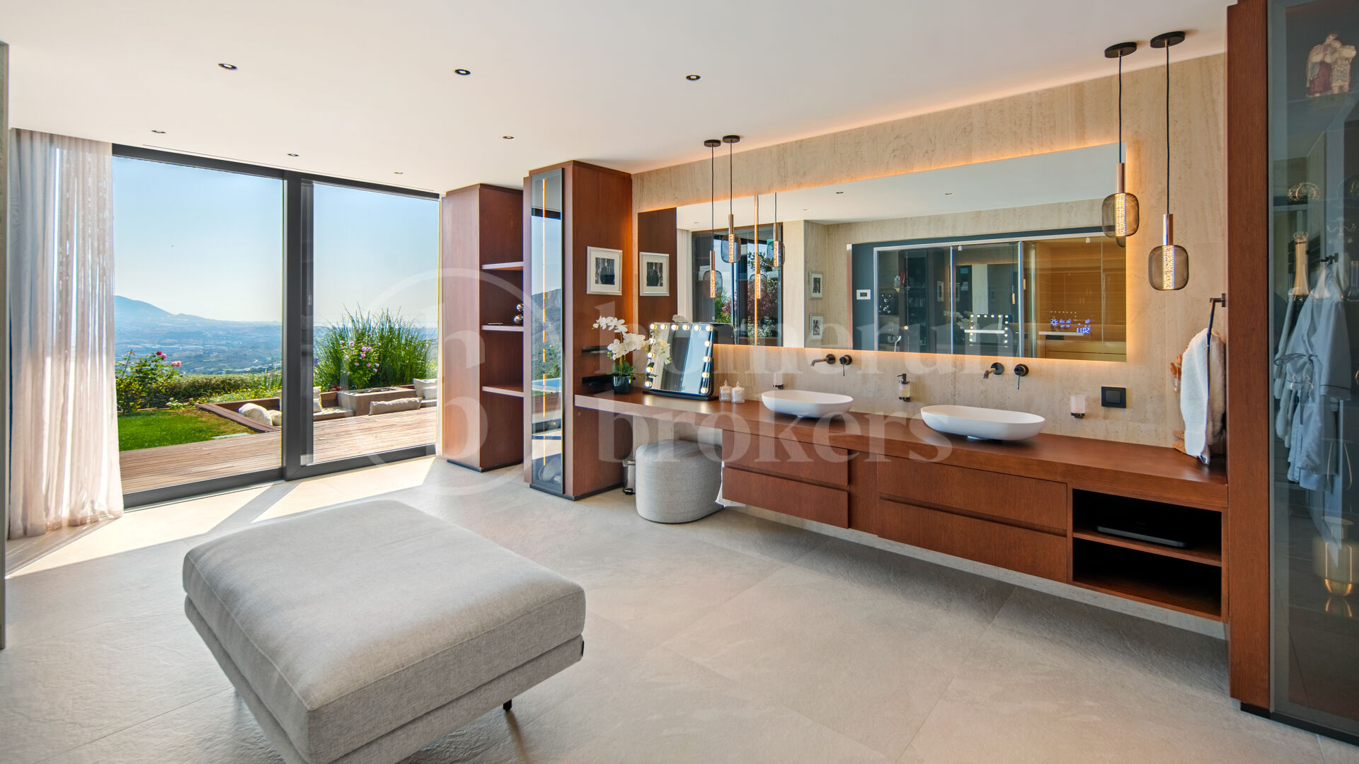 Villa La Mairena - Six Bedroom Contemporary Villa in Marbella East