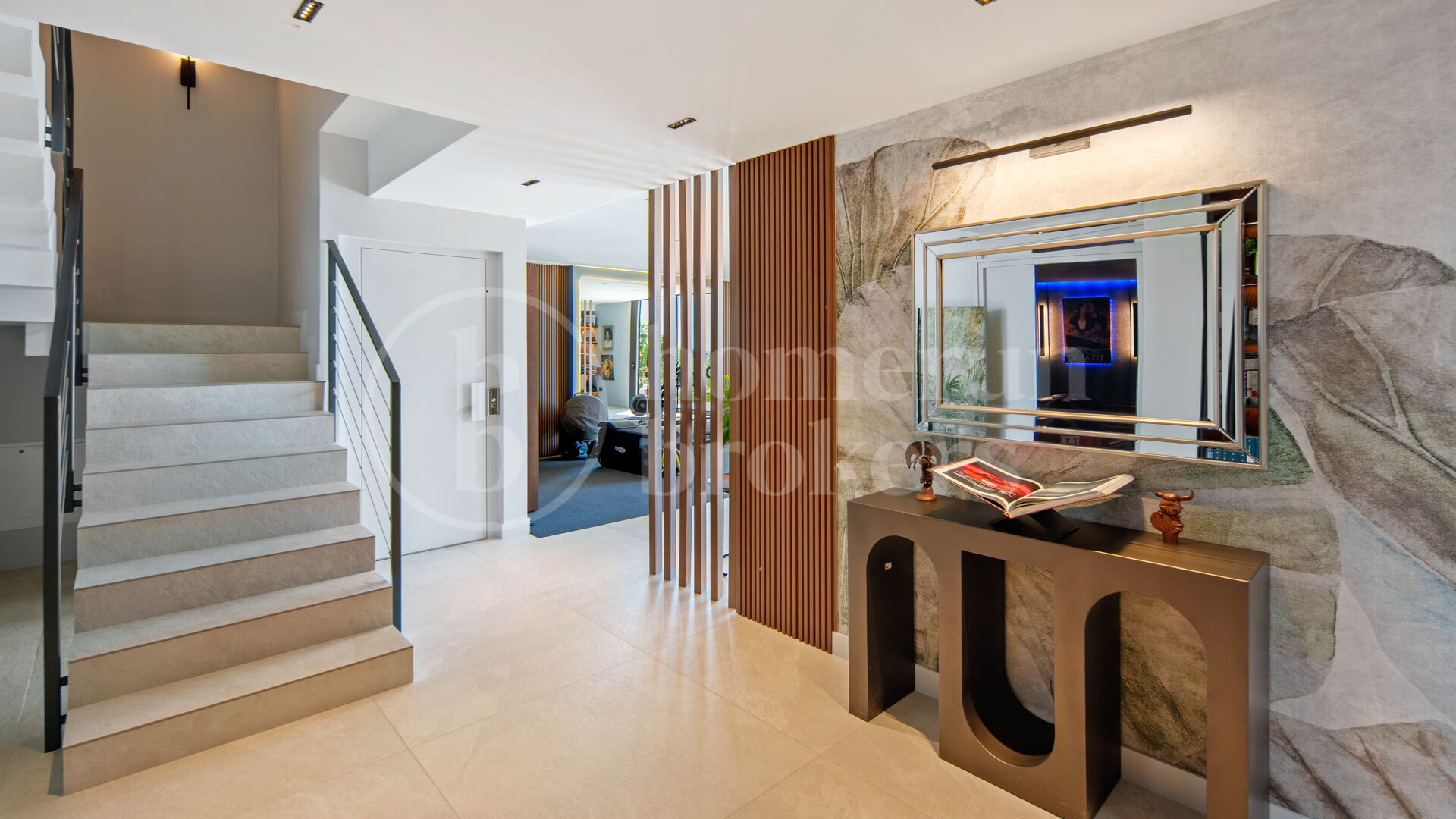 Villa La Mairena - Six Bedroom Contemporary Villa in Marbella East