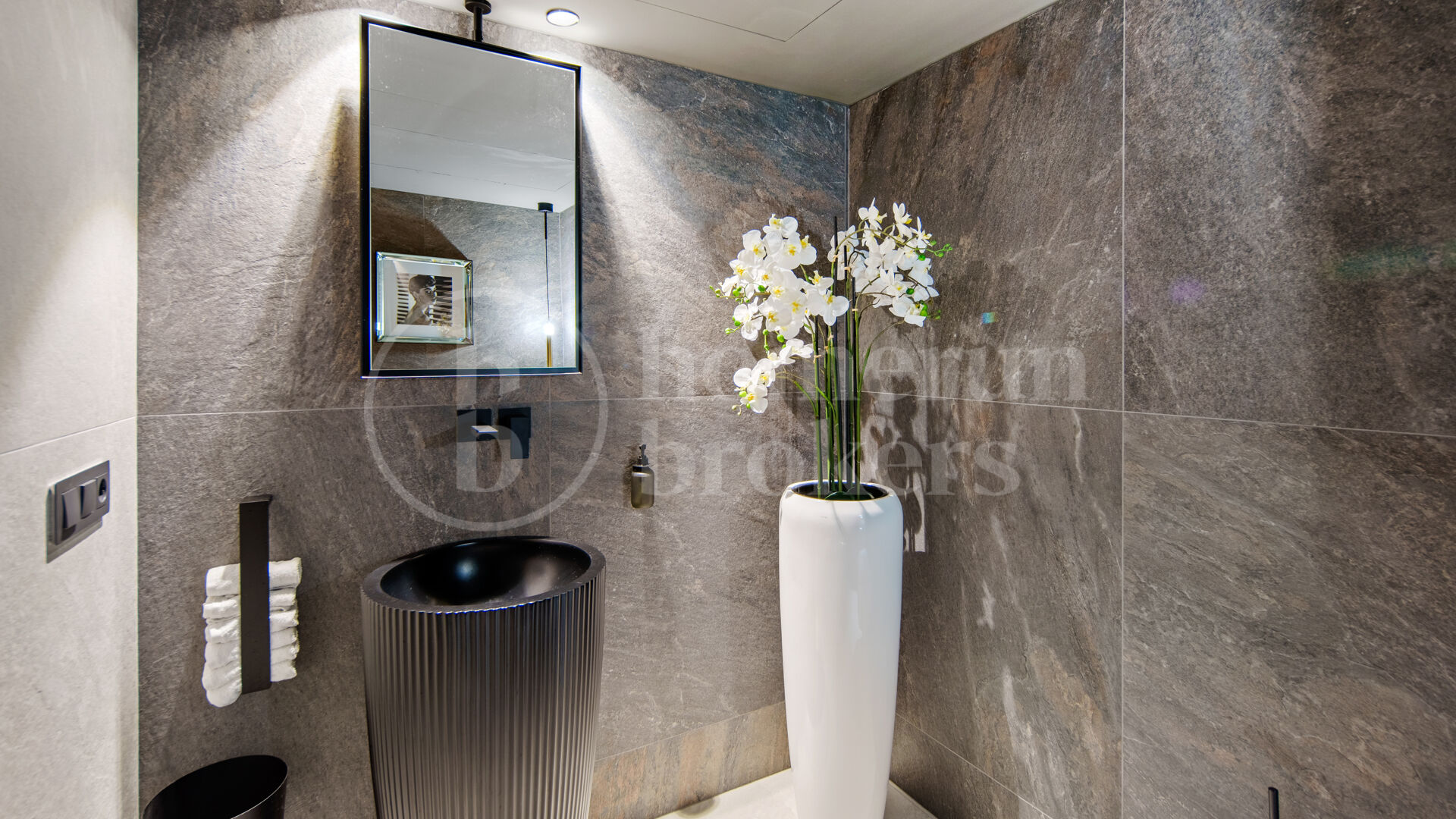 Villa La Mairena - Six Bedroom Contemporary Villa in Marbella East