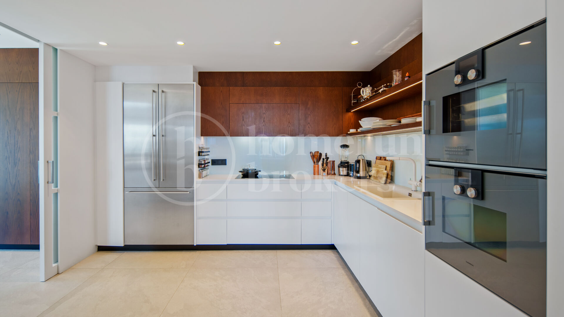 Villa La Mairena - Six Bedroom Contemporary Villa in Marbella East