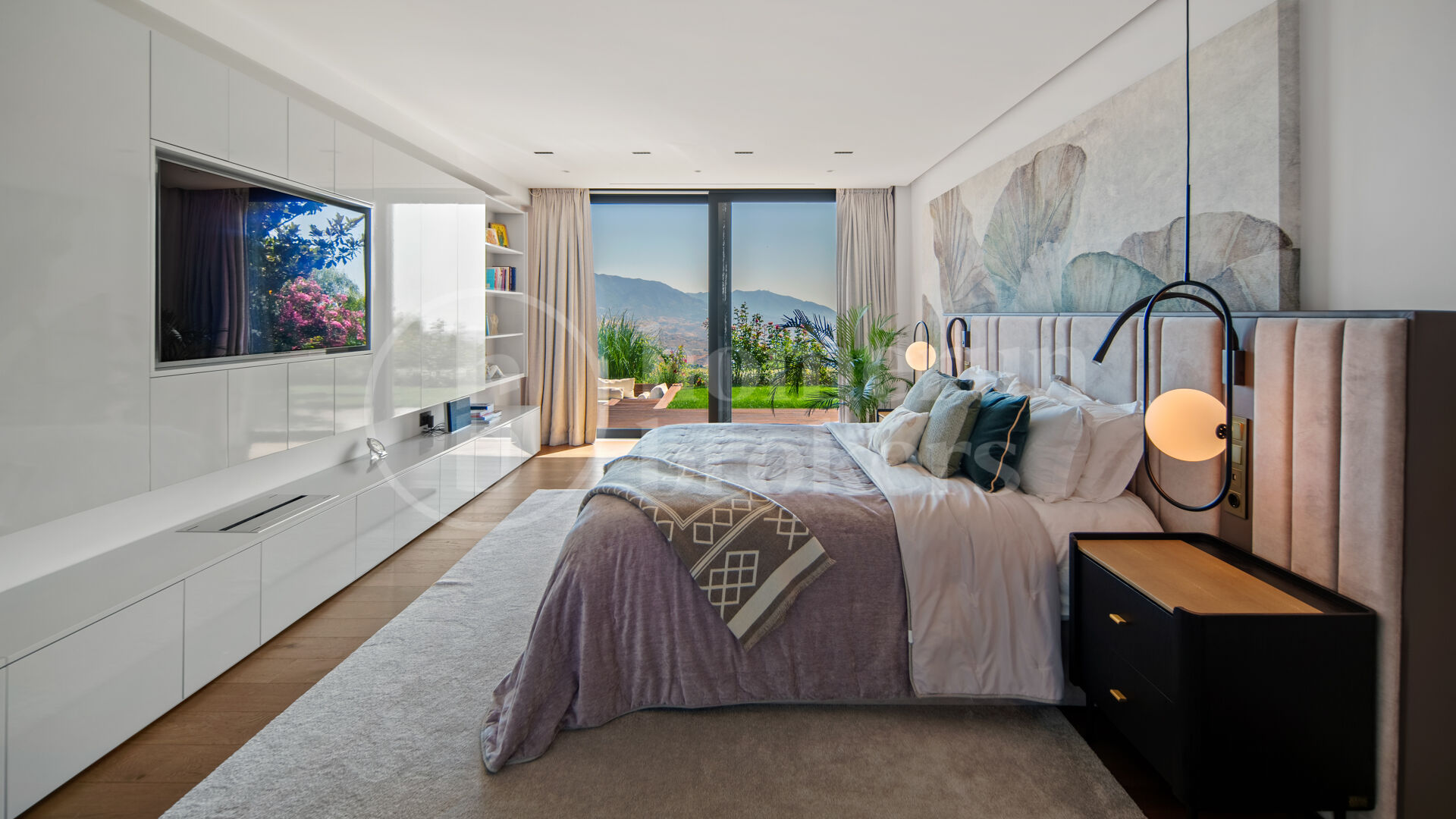 Villa La Mairena - Six Bedroom Contemporary Villa in Marbella East