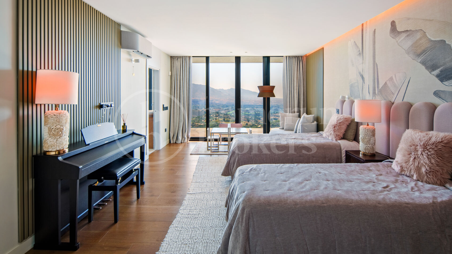 Villa La Mairena - Six Bedroom Contemporary Villa in Marbella East