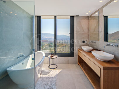 Villa La Mairena - Six Bedroom Contemporary Villa in Marbella East