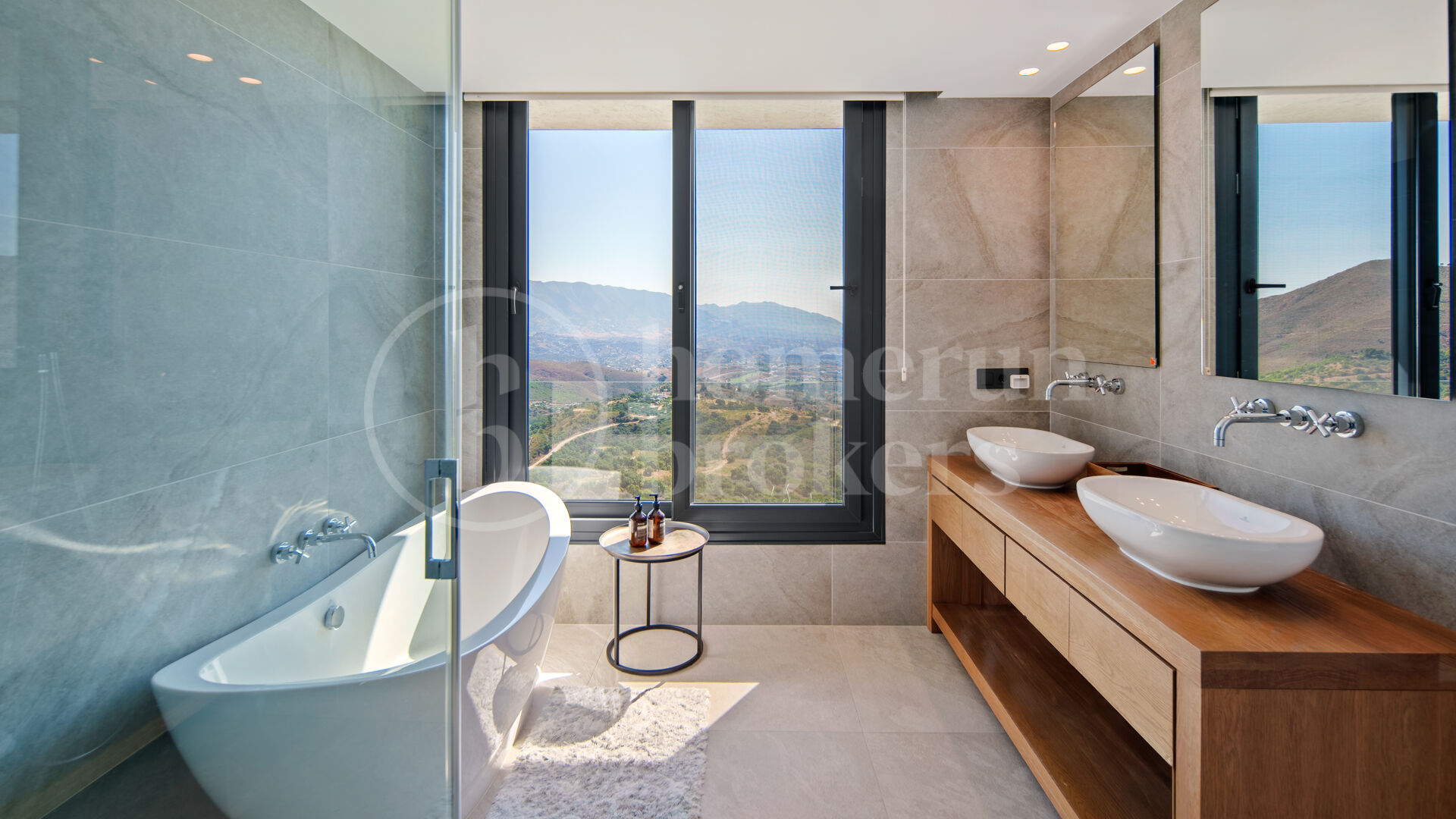 Villa La Mairena - Six Bedroom Contemporary Villa in Marbella East