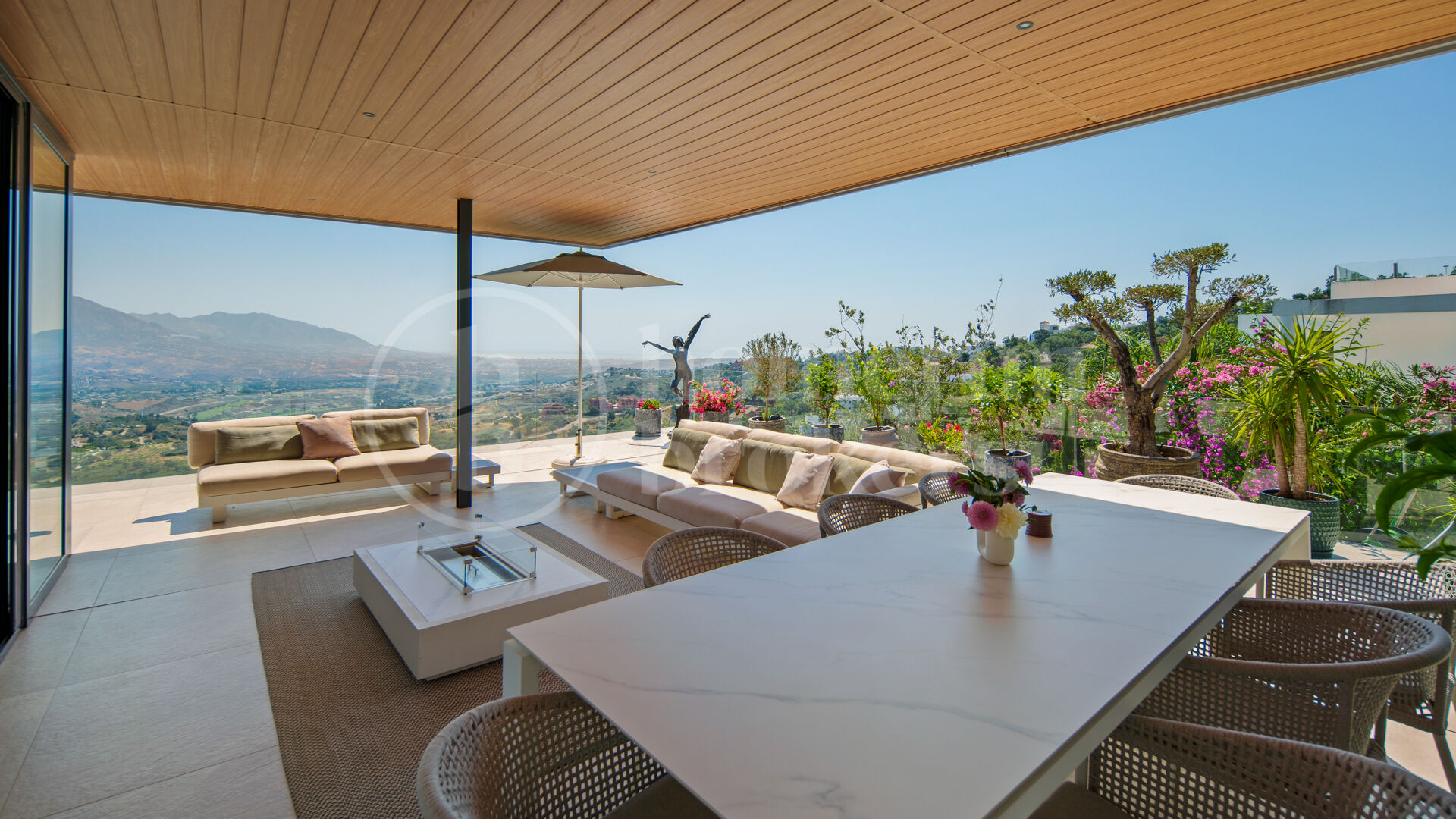 Villa La Mairena - Six Bedroom Contemporary Villa in Marbella East