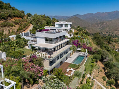 Villa La Mairena - Six Bedroom Contemporary Villa in Marbella East