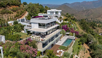 Villa La Mairena - Six Bedroom Contemporary Villa in Marbella East