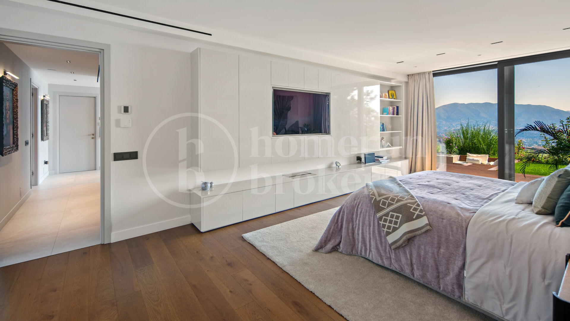 Villa La Mairena - Six Bedroom Contemporary Villa in Marbella East