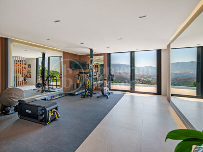 Villa La Mairena - Six Bedroom Contemporary Villa in Marbella East