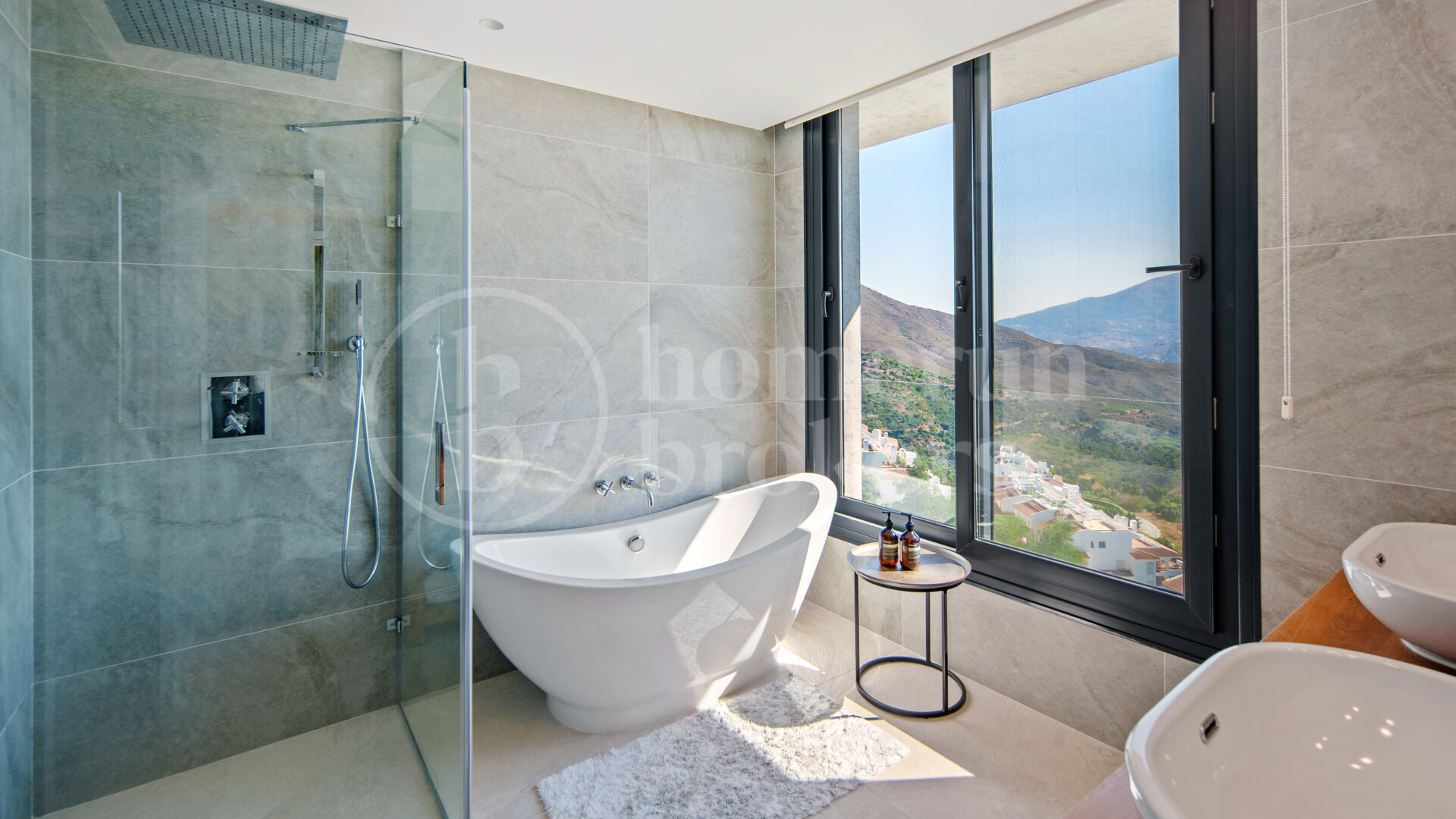 Villa La Mairena - Six Bedroom Contemporary Villa in Marbella East