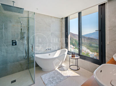 Villa La Mairena - Six Bedroom Contemporary Villa in Marbella East