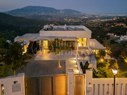 Villa La Mairena - Six Bedroom Contemporary Villa in Marbella East