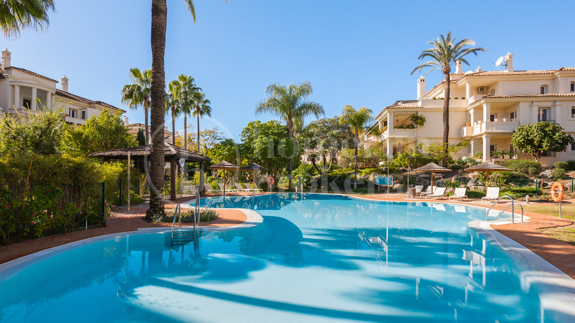 Penthouse Alamandas - Duplex takvåning med tre sovrum i Nueva Andalucía