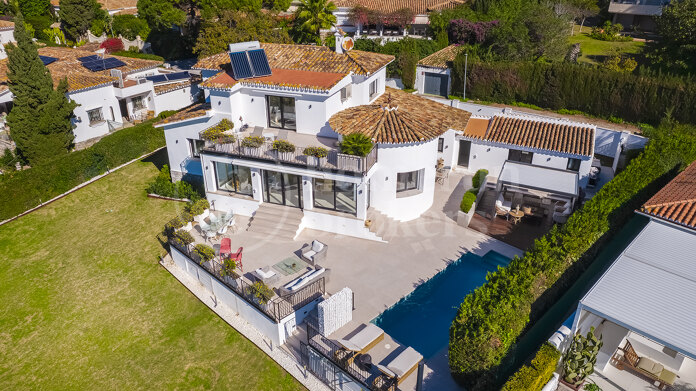 Casa Berdie- Frontline Golf Villa till salu i Guadalmina Alta