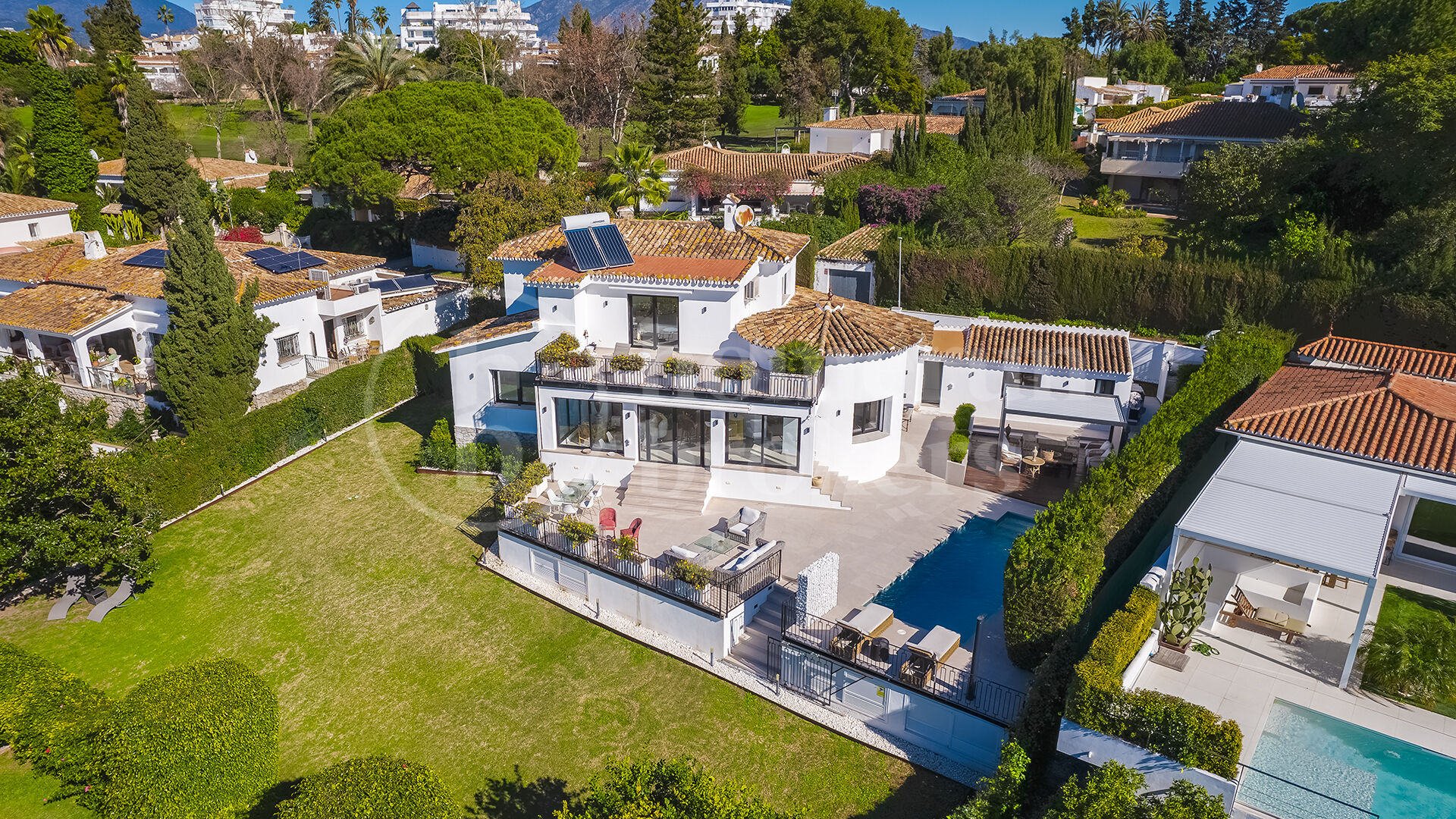 Casa Birdie - Frontline Golf Villa for Sale in Guadalmina Alta