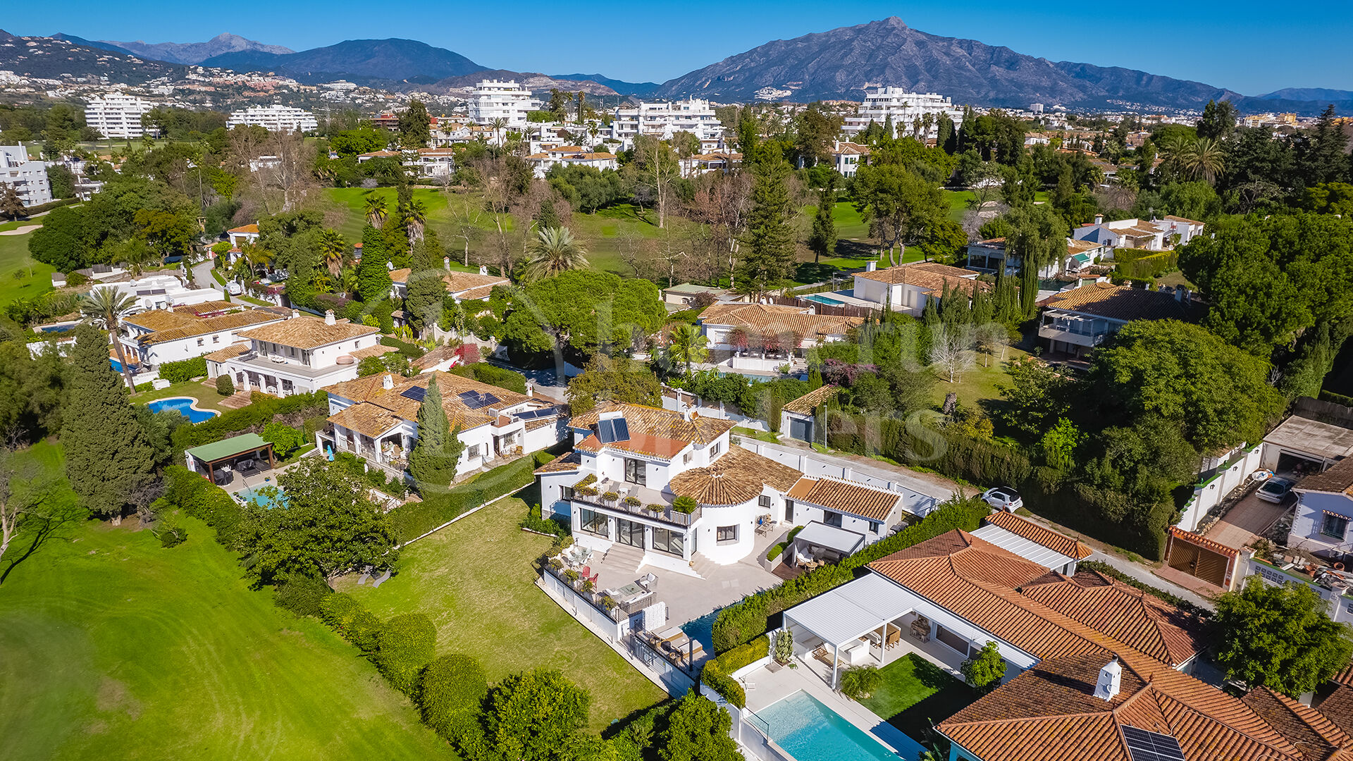 Casa Birdie - Frontline Golf Villa for Sale in Guadalmina Alta