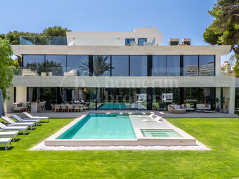 Villa Monteros - Modern Beachside Villa in Marbella East