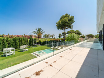 Villa Monteros - Modern Beachside Villa in Marbella East