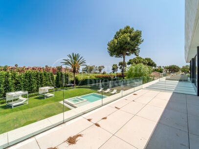 Villa Monteros - Modern strandnära villa i Marbella East