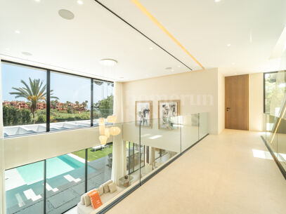 Villa Monteros - Modern strandnära villa i Marbella East