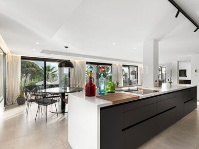 Villa Milano - Modern Villa med 5 Sovrum och Utsikt över La Concha i Nueva Andalucía