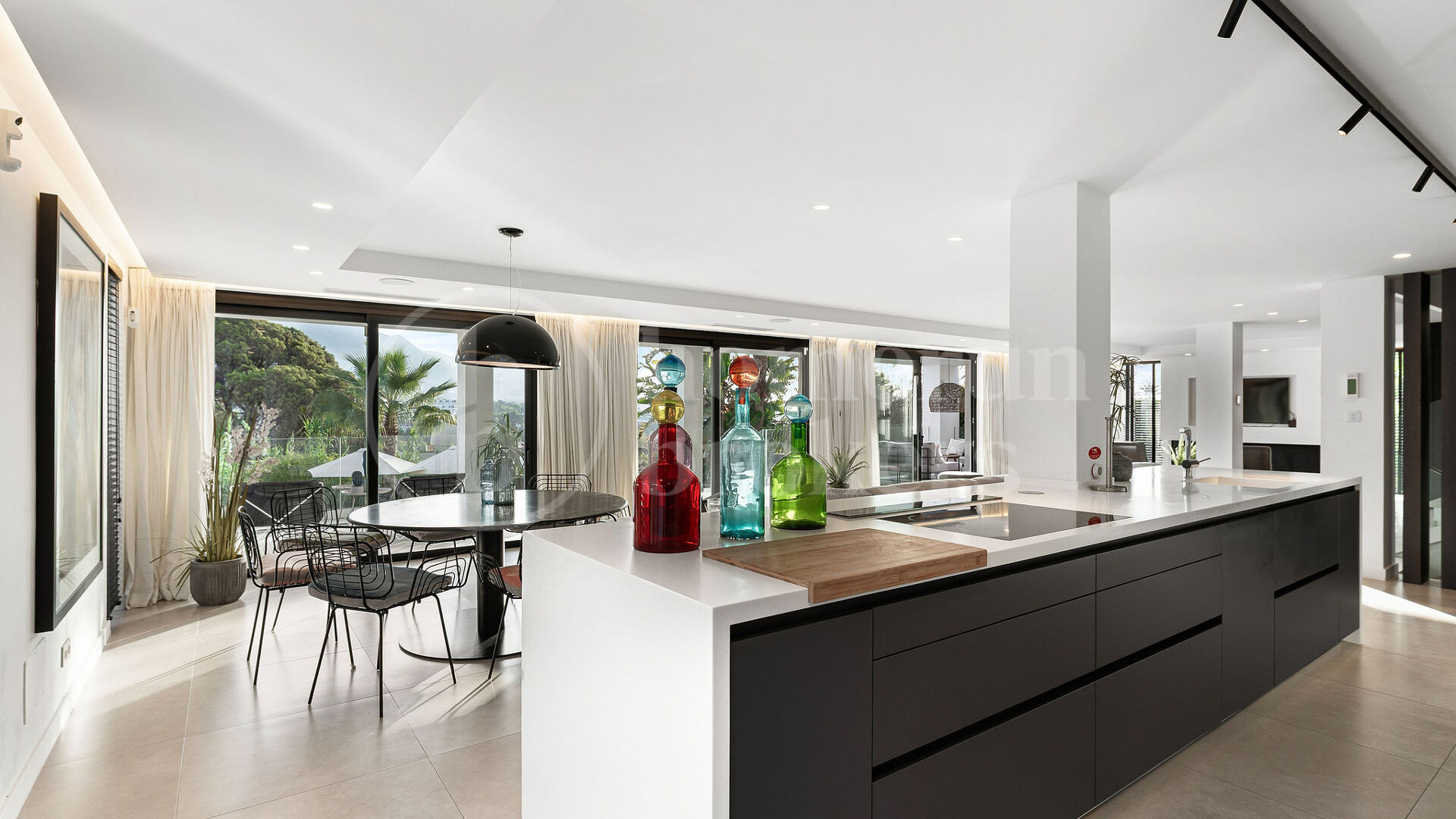 Villa Milano - Modern Villa med 5 Sovrum och Utsikt över La Concha i Nueva Andalucía