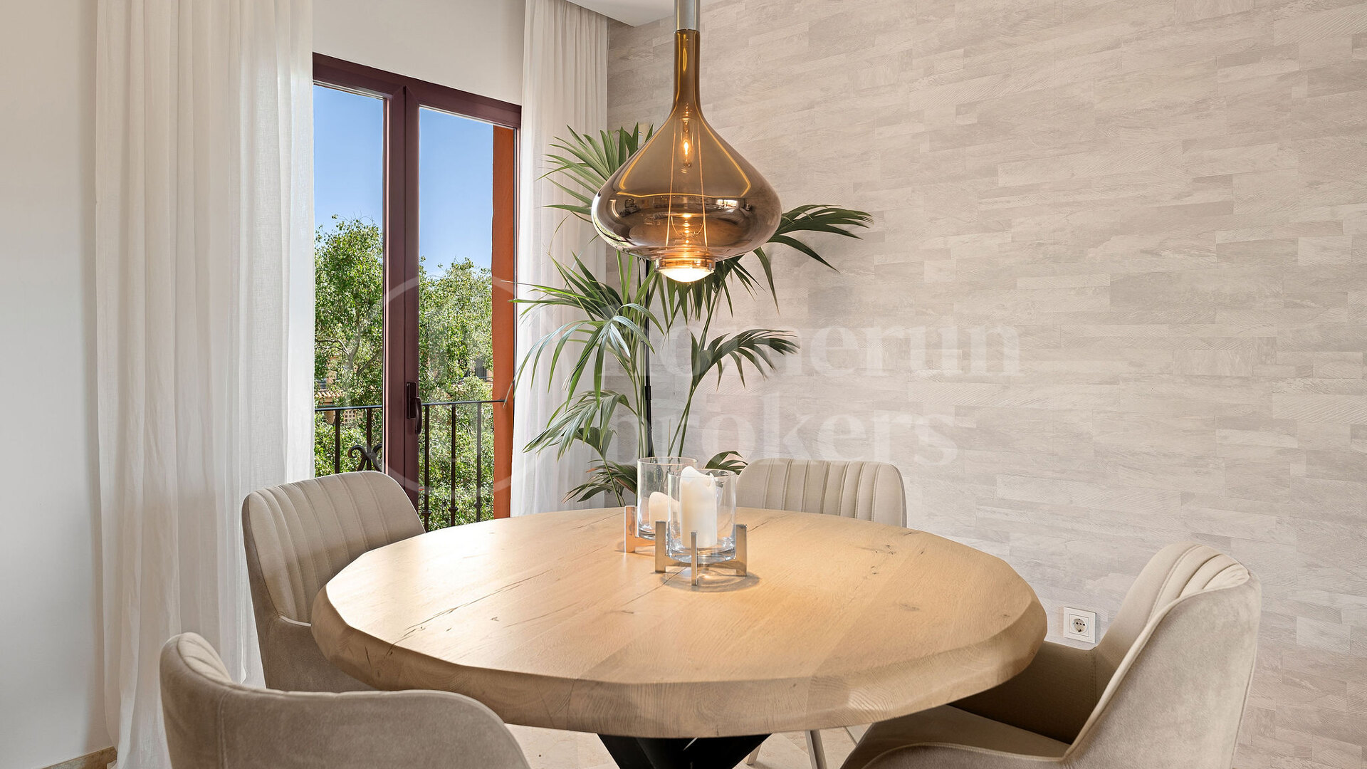 Penthouse Playa – Renovated Beachfront Penthouse in Marbella East