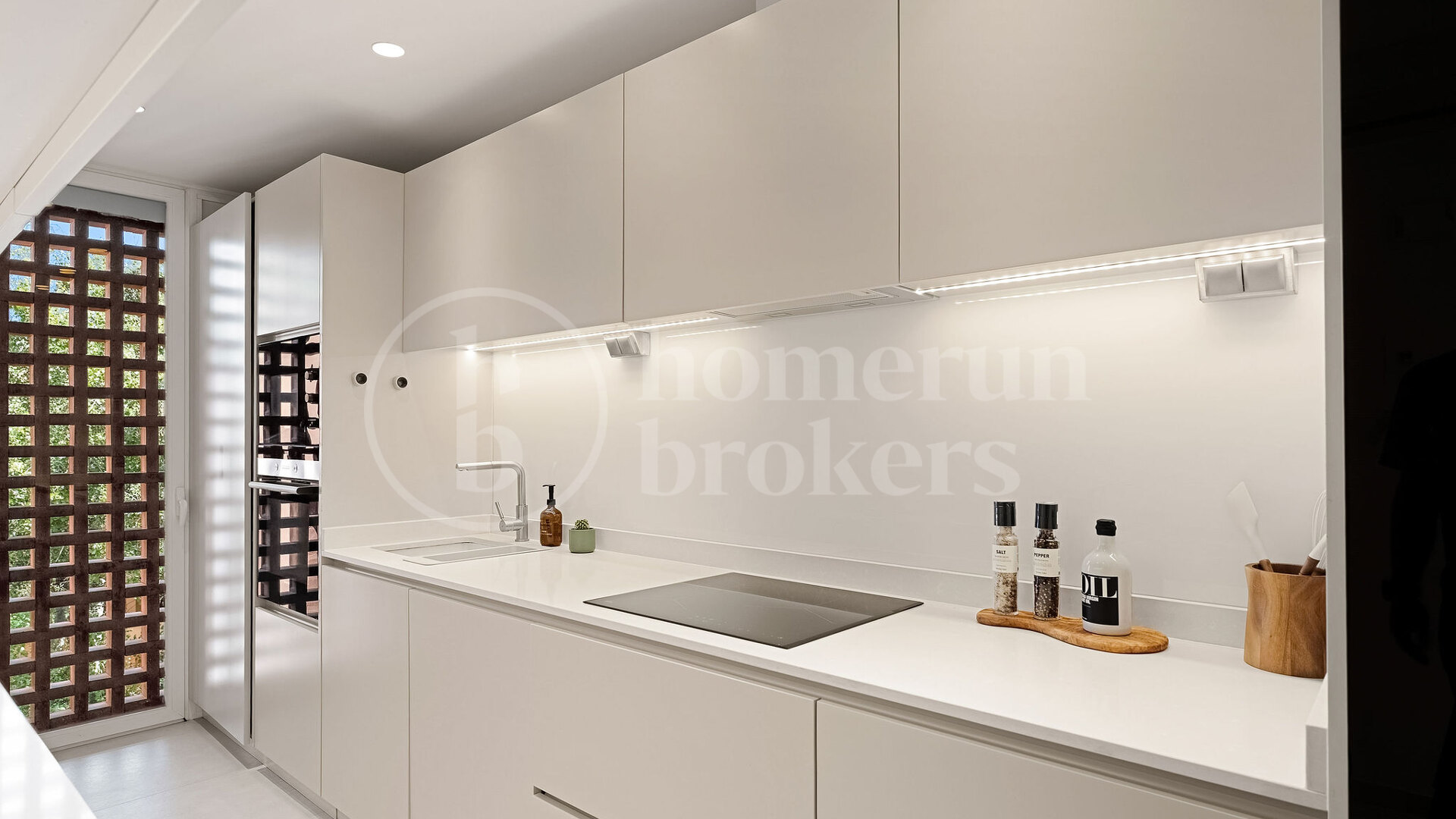 Penthouse Playa – Renovated Beachfront Penthouse in Marbella East