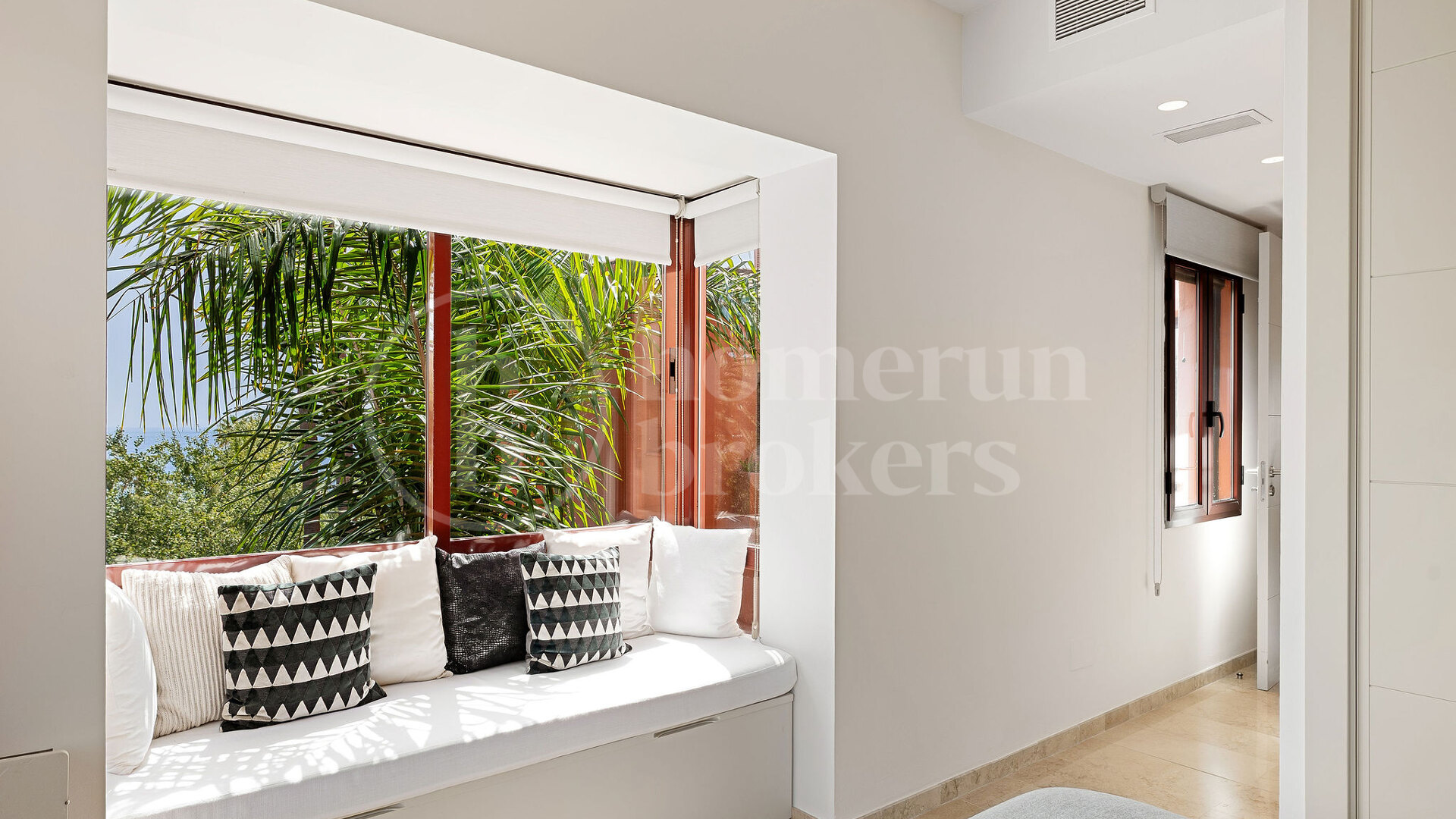 Penthouse Playa – Renovated Beachfront Penthouse in Marbella East