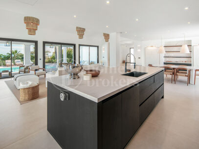 Villa Vida - Contemporary Villa in Puerto del Almendro, Benahavís