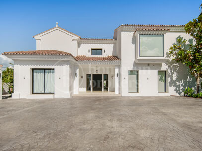 Villa Vida - Contemporary Villa in Puerto del Almendro, Benahavís