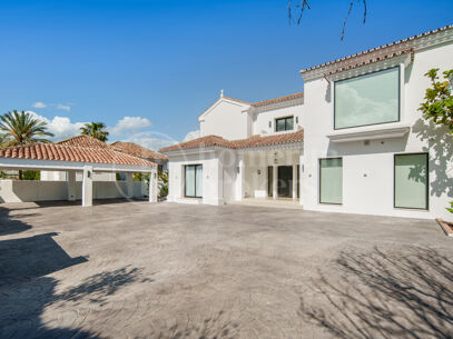 Villa Vida - Contemporary Villa in Puerto del Almendro, Benahavís