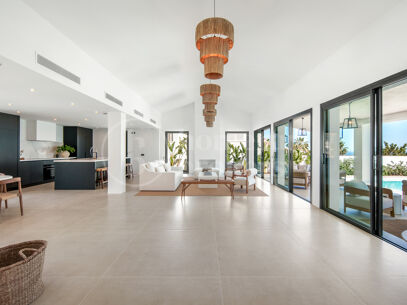 Villa Vida - Contemporary Villa in Puerto del Almendro, Benahavís