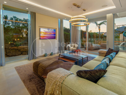Villa Riva - Contemporary in Nueva Andalucía, Marbella