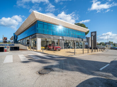 Puerta De Banus - Renovated Commercial Space with Terrace and Parking