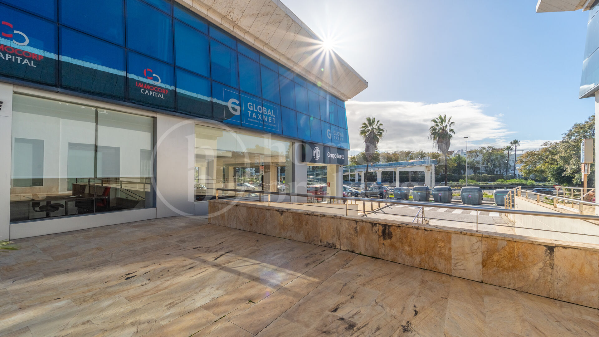 Puerta De Banus - renoverat kommersiellt utrymme med terrass och parkering