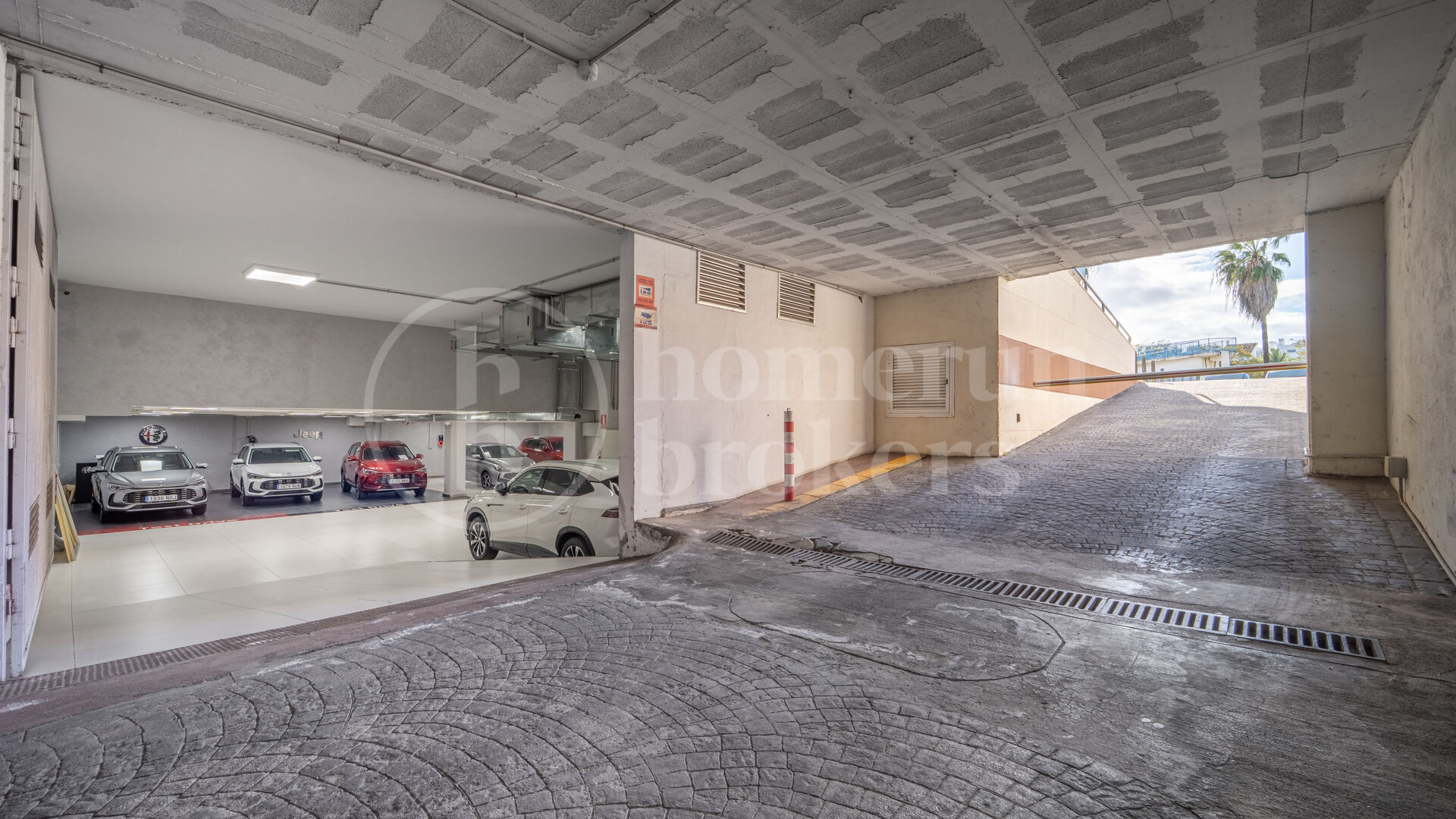 Puerta De Banus - renoverat kommersiellt utrymme med terrass och parkering