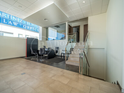 Puerta De Banus - Renovated Commercial Space with Terrace and Parking